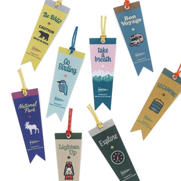 ペナントをモチーフとしたしおりです。ポリエステル素材の布生地を使っているため、お手入れも簡単。ペグ等に使用されているしっかしりた反射紐を採用しています。手帳や本・教科書の目印にお使いください。読書好きの方へのギフトとしても◎サイズ：パッケー...