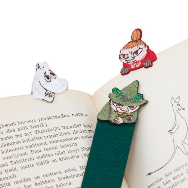 刺繍のモチーフが印象的なしおり。本のページに挟むと、まるでムーミンキャラクターがこちらをのぞいているような愛らしさがあります。フェルト地のやわらかな素材で本にも優しく、読書好きな方へのちょっとしたプレゼントにもおすすめです。(C)Moomi...