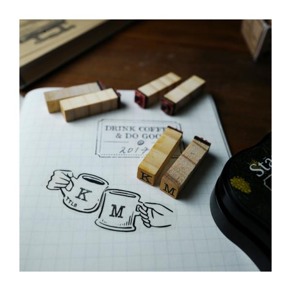 26桁の英字といくつかの記号がセットになったアルファベットスタンプ。大文字と小文字の２種類ご用意しました。手紙やカードなどにアレンジでちょっと押してみたり、気ままにスタンプできます。サイズ：本体/ 幅5.0 × 高さ3.0 × 奥行4.5 ...