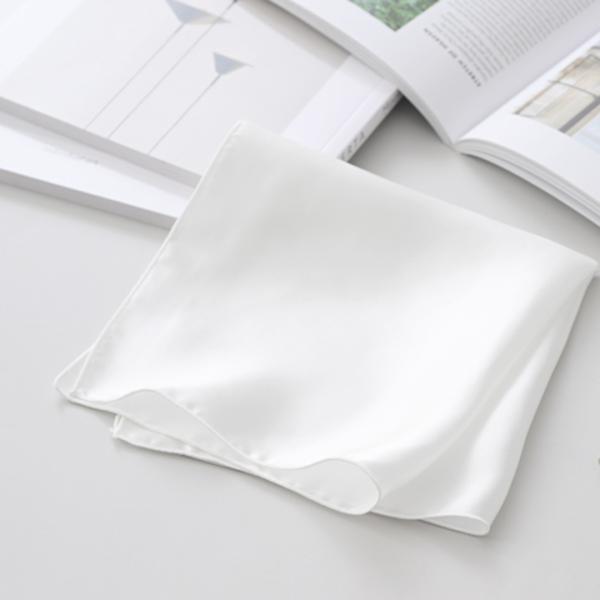 シルクポケットチーフ(1枚入り)シルク100％生地を使用し、職人の手でひとつひとつ丁寧に作られたポケットチーフです。結婚式などの慶事にふさわしいシンプルで上品なデザインで、胸ポケットに挿すだけで、華やかな印象に。フォーマルスタイルを演出しま...