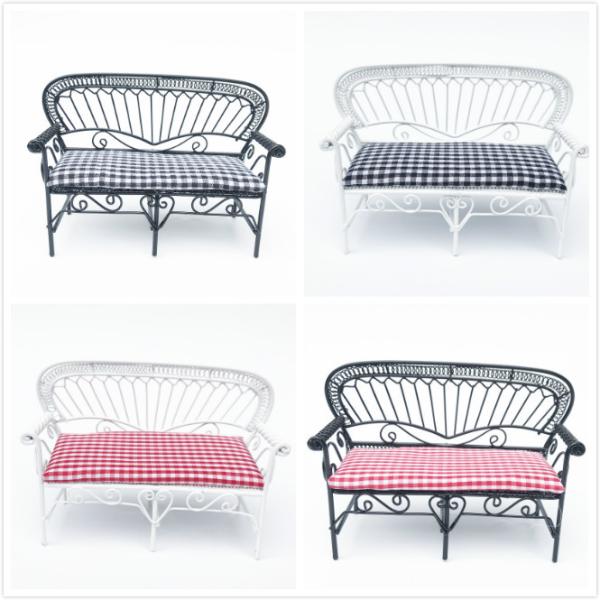 ※お急ぎの場合は、ご注文時に※※＜宅配便＞をご選択ください（有料）※ミニチュア雑貨　金属製 ベンチ ガーデンチェア ドールハウスのパーツカスタマイズしてはいかがですか素　材：合金　布タイプ：4タイプサイズ：長さ13.5cm　幅5cm　高さ9...