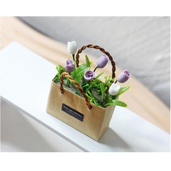 ※お急ぎの場合は、ご注文時に※※＜宅配便＞をご選択ください（有料）※ミニチュア雑貨   紙袋入りチューリップ お好みのドールハウスのカスタマイズに※撮影用小物は付属しません素　材：樹脂　紙サイズ：約42×18×56mm生産地：中国