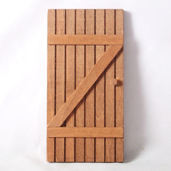 ※お急ぎの場合は、ご注文時に※※＜宅配便＞をご選択ください（有料）※ミニチュア雑貨 木製ドア木製のドア　山小屋風のドア※撮影用小物は付属しません素　材：木サイズ：写真参照　　　生産地：中国