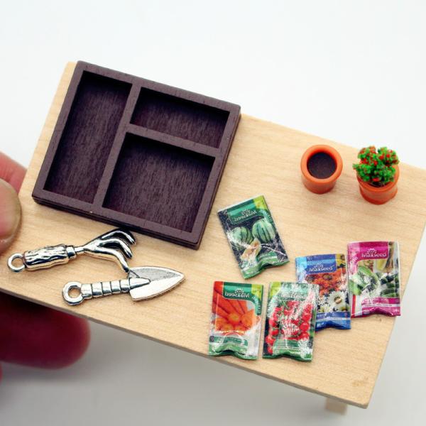 ※お急ぎの場合は、ご注文時に※※＜宅配便＞をご選択ください（有料）※ミニチュア雑貨 種まきセット　10点セット小さな木箱の種まきセット　小さなショベルもついて可愛いセットです※撮影用小物は付属しません素　材：木　紙　樹脂サイズ：写真参照　　...