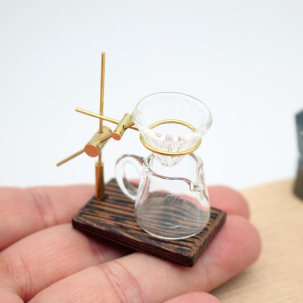 ※お急ぎの場合は、ご注文時に※※＜宅配便＞をご選択ください（有料）※ミニチュア雑貨 コーヒードリッパー３点セット本格的なミニドリッパー３点セットスタンド台座は木製で金属部分はお洒落なゴールドポットとドリッパーはガラス製です※３点セット以外の...