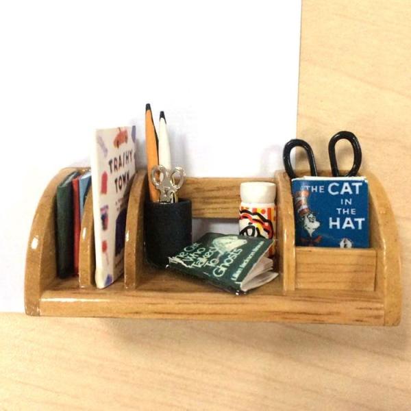 ※お急ぎの場合は、ご注文時に※※＜宅配便＞をご選択ください（有料）※ミニチュア雑貨 本棚セット　シルバニアの家具の実寸とほぼ同じスケール感ですのでシルバニアにもお使い頂けそうです素　材：木／紙／金属カラー：ブラウンサイズ：本体　約70mm×...