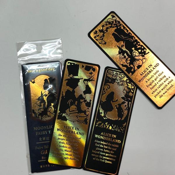 ※お急ぎの場合は、ご注文時に※※＜宅配便＞をご選択ください（有料）※アリスの箔押しブックマーク 　３枚セット黒地に箔押しが豪華なしおり壁に挿してもお洒落なデザインです素　材：厚紙タイプ：ワンタイプサイズ：約45mm×130mm生産地：中国