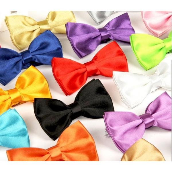 サテン キッズ 蝶ネクタイ少し大きめリボンの蝶ネクタイです小学生高学年生〜がおススメです首サイズは、サイズ調整可能ですシンプルなサテン地ですので、とっても合わせやすくフォーマルにバッチリです【素材】ポリエステル【カラー】レッド／ブラック【サ...