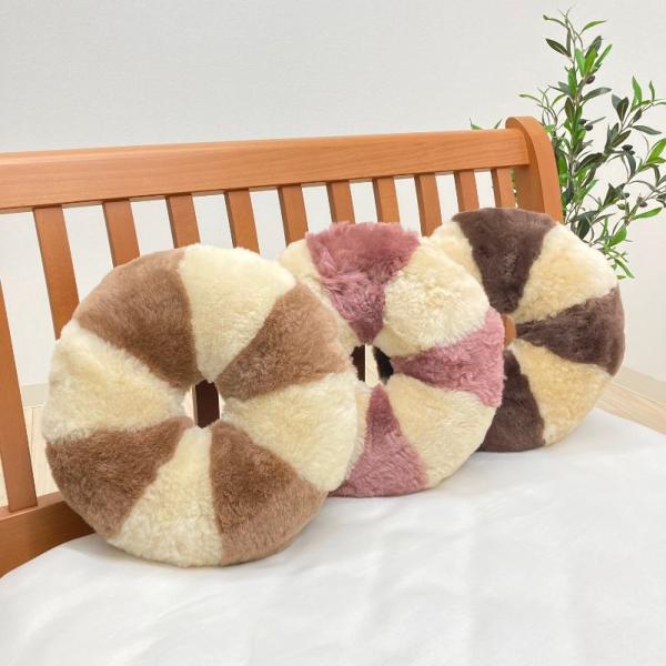 ムートン円座 クッション 座布団 直径約38cm 羊毛皮 ドーナツ型●サイズ/直径約38cm●組成/表地・ムートン（羊毛皮）　　　裏地・ポリエステル100％　　　中材・ポリエステル綿100％●原皮/オーストラリア●中国製★★特徴・・・・普通...