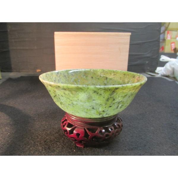 ここに紹介した茶碗は緑玉石を材料にしてくり抜いて作った茶碗です。この様にくり抜きで玉で作られた茶器の中でこれほど大きい茶碗はめったにありません。この茶碗の特徴は大きいだけでなく大きさの割に薄く作られており、重さは９１ｇしかありません。そして...