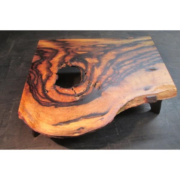 穴の空いている面白い杢の黒柿を大胆に使って変則的な飾り台を作ってみました。飾るものによってはこれ以上のものがない程効果的なものになります。 材料：黒柿 仕上げ：ポリウレタン仕上げ サイズ：２８ｃｍｘ２６ｃｍｘ７，５ｃｍ　　　「木匠」　溝端　...