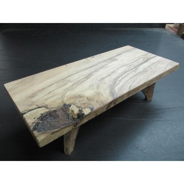 （銘木セレクション）樫の木は耐久性に優れた木のためカンナの台、かなづちの柄、太鼓のバチなどに使われることの多い木です。しかし乾燥に時間がかかりこの木は27年間倉庫で保管してきた木です。この木にはもともと特異な模様が入っていましたが27年間の...