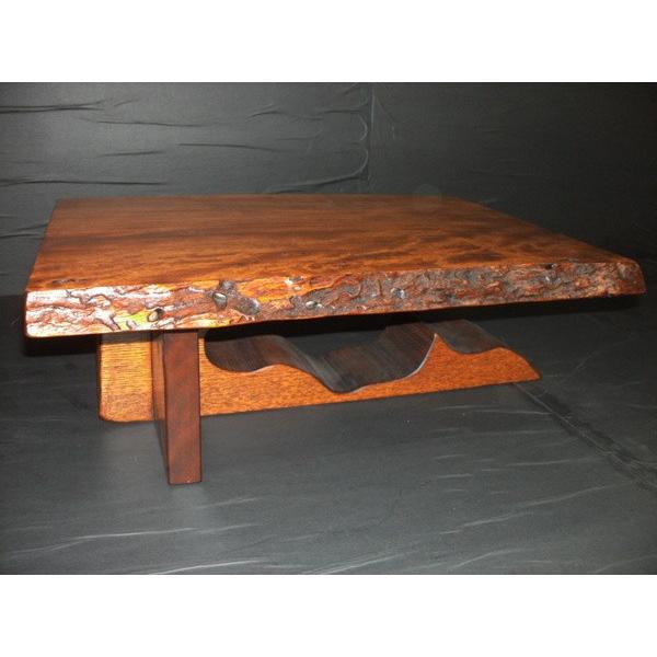 桜のちぢみ杢の木を使って飾り台を作りました。特に足部分は幅広のブロック材を使って面白いデザインの足にしました。仕上げはちぢみ杢に相性のいい漆を使って拭き漆仕上げで仕上げました。材料：桜のちぢみ杢仕上げ：拭き漆技法サイズ：４８ｃｍｘ３８ｃｍｘ...