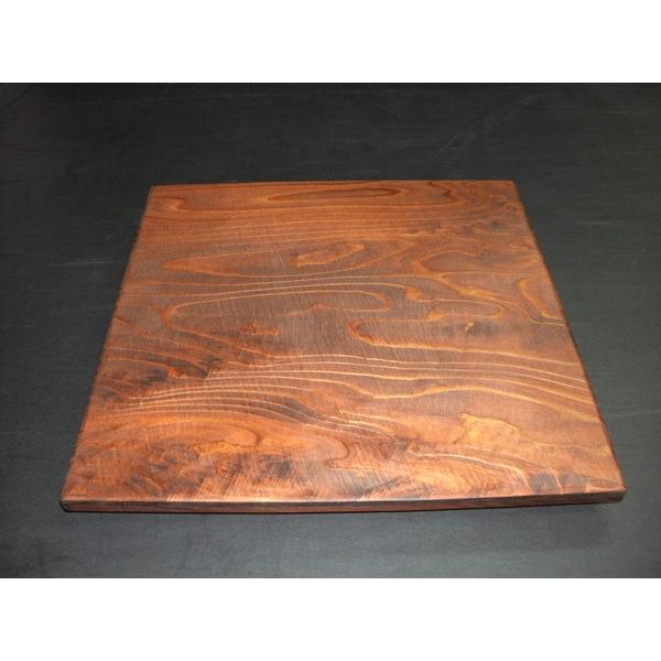 木目の大変美しい秋田杉の銘木を板膳に仕上げた物。天然木なので木目が変化に富み杢も色々楽しめ流石銘木と言われるだけあって、木目や杢を見ているだけでも見飽きることはありません。拭き漆で仕上げているので飾り台と板膳どちらにもお使いいただけます。材...