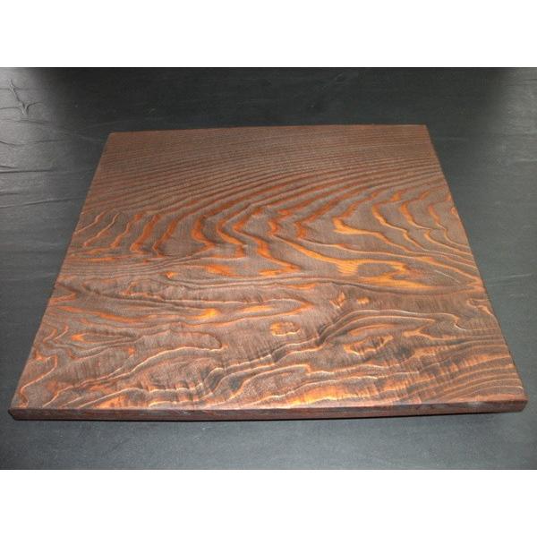 木目の大変美しい秋田杉の銘木を板膳に仕上げた物。天然木なので木目が変化に富み杢も色々楽しめ流石銘木と言われるだけあって、木目や杢を見ているだけでも見飽きることはありません。拭き漆で仕上げているので飾り台と板膳どちらにもお使いいただけます。材...