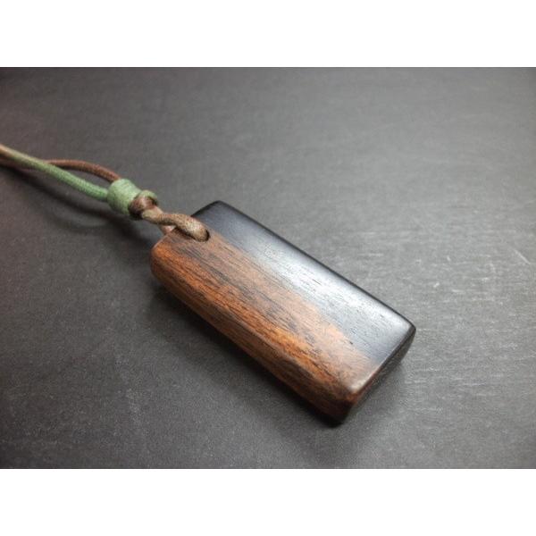 黒檀拭き漆ペンダント B 木製 銘木ペンダント 紐 木のペンダント 木のアクセサリー シンプルペンダント 漆 工芸 手作り Mp 401 手作りネットギャラリー百人一首 通販 Yahoo ショッピング