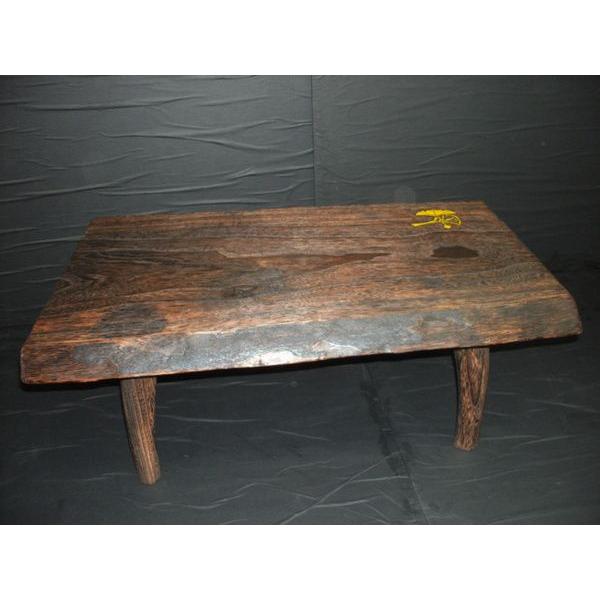 飾り台として又ちょっとした書き物に使ったり食事に用いたりと色々に使える台を考えました。そしてちょっとワンポイントとしてイチョウの黄色いはっぱを描きました。ポリウレタンのクリアのつや消しで仕上げました。材料：焼き桐仕上げ：ポリウレタンのクリア...