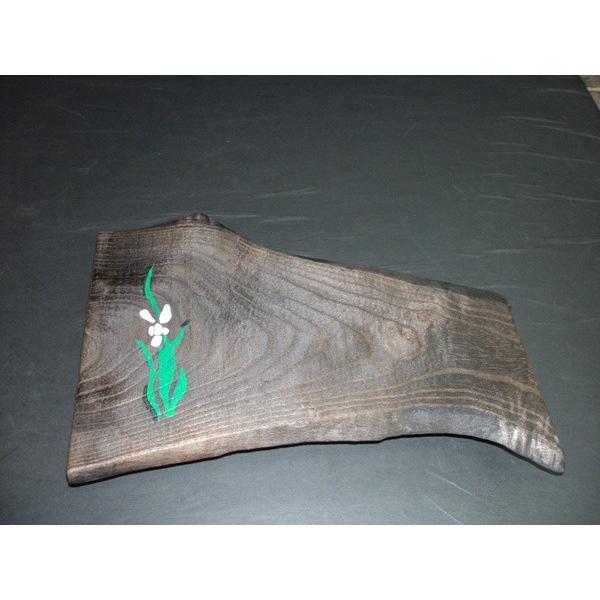 桐の一枚板を焼いて木目を浮き上がらせ、飾り台を作りました。材料の一枚板の自然の形を生かして飾り台を作っています。そしてその黒い焼桐を背景として、春蘭を描き飾り台のワンポイントとしました。材料：桐（焼き桐）仕上げ：ポリウレタン仕上げサイズ：２...