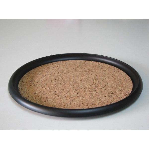 サイズ：φ24×高さ2cm材質：ユリア樹脂塗装の種類：カシュー塗装特徴：黒の艶消しにコルクを貼ったシックでおしゃれなお盆です。在庫処分品なので、OPPの袋には入っていますが箱がございません。贈り物にされる際などは、箱代、包装代が別途かかりま...