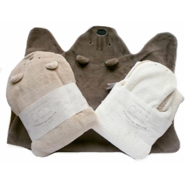 表面が起毛素材　裏面がボア製の２枚合わせのベビーブランケットが新登場。とっても柔らかなそざいですので肌触りはすべすべで滑らか。表面も裏面の空気をいっぱい抱き込みますのでとっても暖かです。動物さんの手がお子様の肩に掛かるので、肩が冷えずに暖か...