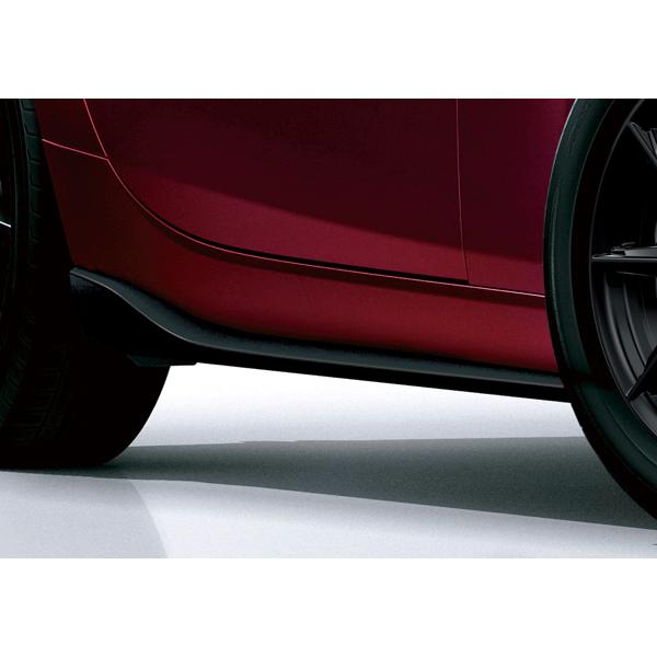 【適合車種】NDロードスター全車足元を引き締め、サイドビューをシャープに印象づけるデザイン。フロントアンダースカートとの統一感が、さらなるスポーティさを強調します。2024年発売予定の新型ロードスター(ND5RE・ND5RE)にも適合。