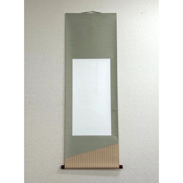 [Release date: May 22, 2025]総巾：510mm総丈：1360mm軸巾：455mm白紙：334mm×674mm裂色：薄緑色／ベージュ系ライン柄重さ：295g※多少誤差がありますがご了承ください。日本製 ・収納用の紙箱...