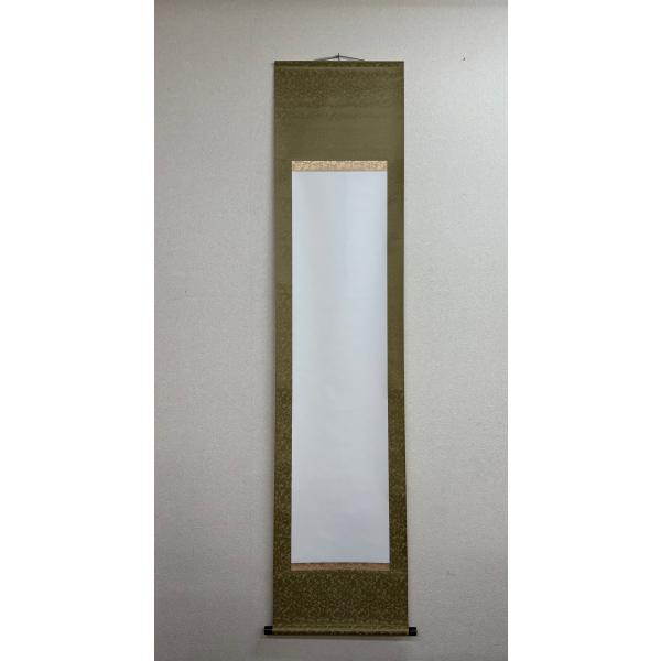 [Release date: February 13, 2025]総巾：510mm総丈：1975mm軸巾：455mm白紙：334mm×1350mm裂色：ウグイス色　柄重さ：333g※多少誤差がありますがご了承ください。日本製 ・収納用の紙箱...