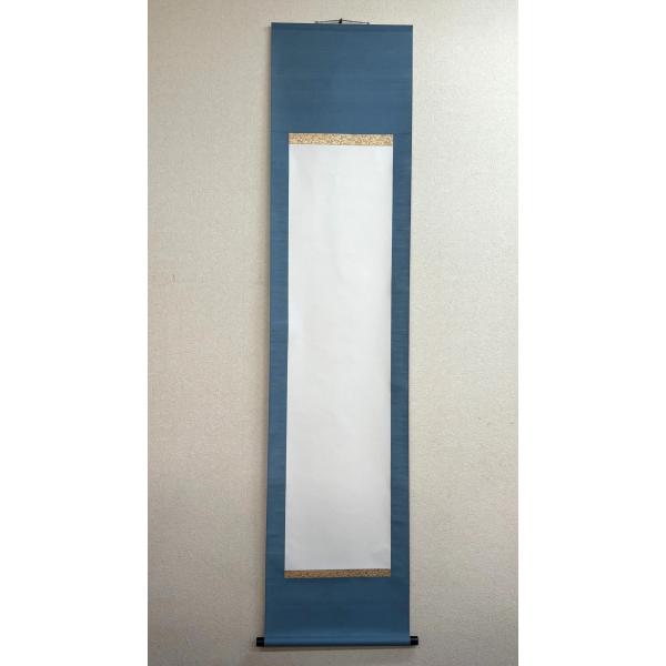 [Release date: July 8, 2025]総巾：505mm総丈：1975mm軸巾：455mm白紙：338mm×1355mm裂色：ブルー系無地重さ：320g※多少誤差がありますがご了承ください。※画仙紙に漉きゴミがありますが了承...