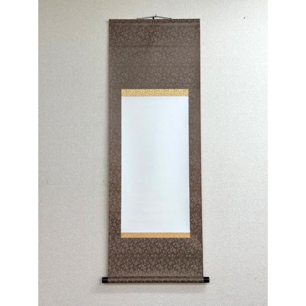 [Release date: May 9, 2025]総巾：510mm総丈：1297mm軸巾：455mm白紙：335mm×673mm裂色：茶　花柄重さ：299g※多少誤差がありますがご了承ください。日本製 ・収納用の紙箱が付いています。・和...