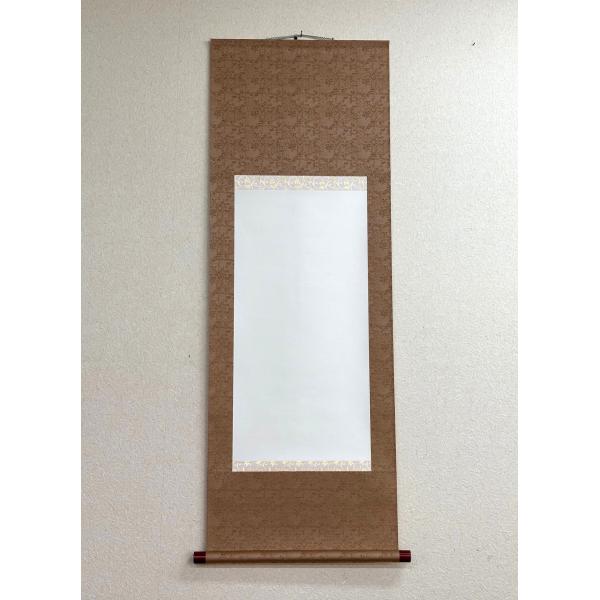 [Release date: May 9, 2025]総巾：510mm総丈：1295mm軸巾：455mm白紙：335mm×673mm裂色：茶系　柄重さ：301g※多少誤差がありますがご了承ください。日本製 ・収納用の紙箱が付いています。・和...