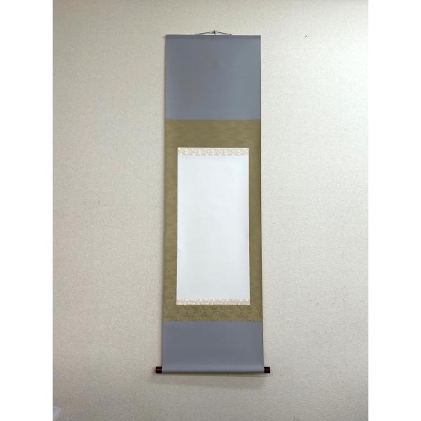 [Release date: May 22, 2025]総巾：510mm総丈：1582mm軸巾：455mm白紙：337mm×674mm裂色：緑系柄重さ：332g※多少誤差がありますがご了承ください。日本製 ・収納用の紙箱が付いています。・和...