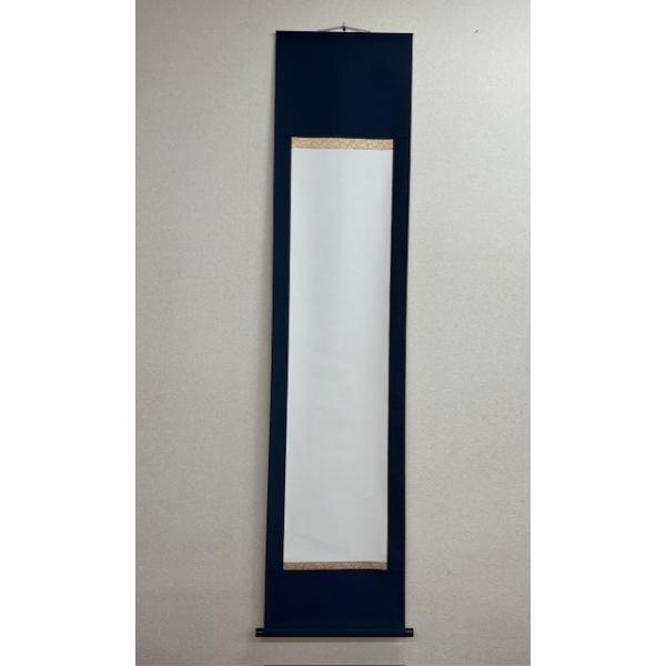 [Release date: January 20, 2025]総巾：503mm総丈：1975mm軸巾：454mm白紙：336mm×1353mm裂色：紺色無地重さ：325g※多少誤差がありますがご了承ください。日本製 ・収納用の紙箱が付いて...