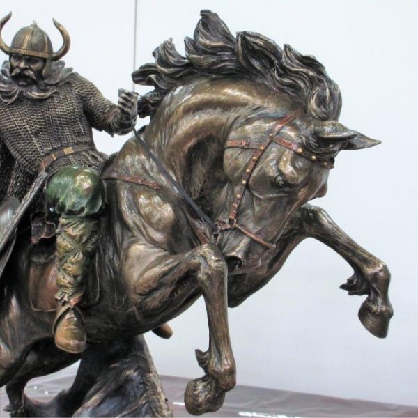 楽天市場】Viking 敵をなぎ倒して進むバイキング像 置物 飾り