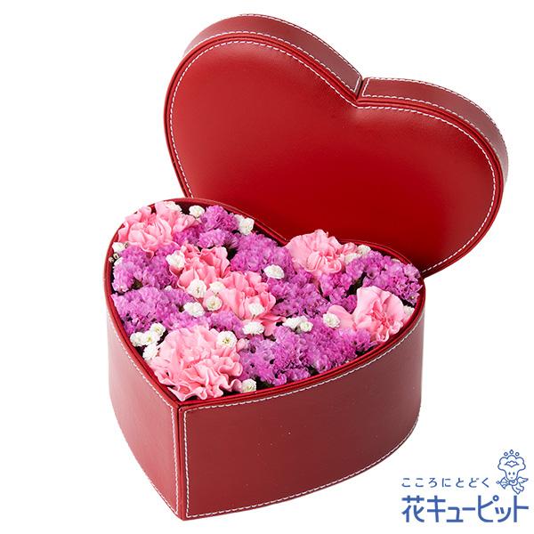 赤いハートのボックスにピンクの花々をぎゅっと詰め込んだ、結婚記念日に贈りたいアレンジメント。スターチスの花言葉には「変わらぬ心」「永久不変」などがあり、二人の大切な日にぴったりなフラワーギフトです。妻・夫に花を贈って、愛情と感謝の気持ちを改...