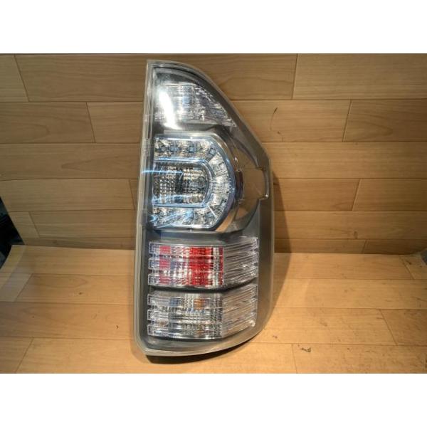 ヴォクシー DBA-ZRR75G 右テールランプ 81551-28592 : IAC-PARTS