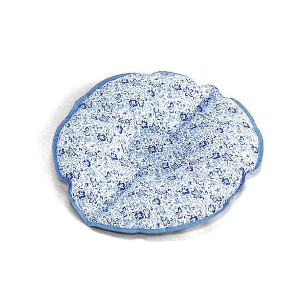 【サイズ】40×37cm【カラー】サックス系の花柄【材質】表：ポリエステル65％、綿35％（ブロード：抗菌・防臭加工）　中材：発砲スチロール　縁巻テープ：ポリエステル100％【製造国】日本【その他】洗濯〇（手洗い・40℃まで）乾燥機×※オレ...