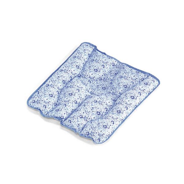 【サイズ】47.5×43cm【カラー】サックス系の花柄【材質】生地：ポリエステル65％、綿35％（ブロード：抗菌・防臭加工付き）　中材：発砲ポリエチレンビーズ　縁巻テープ：ポリエステル100％【製造国】日本【その他】洗濯〇（手洗い・40℃ま...