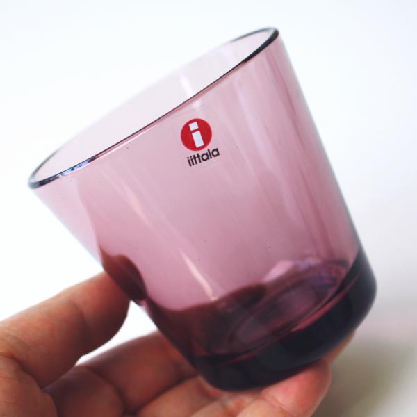 北欧フィンランドイッタラ社のカルティオタンブラーはカイ・フランクにより、60年以上も前の1958年に、毎日使うシンプルで丈夫なグラスということでデザインされています。色名のカルーナは北欧で愛される花(ヒース、ヘザー、エリカ)の名前からとられ...