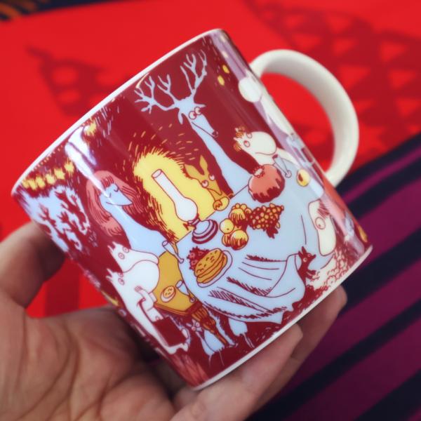 ARABIA（アラビア）のムーミンシリーズより、ムーミン生誕80周年を祝う特別デザイン「フェスティブモーメント」マグ。大切な人へ贈り物をする喜びをテーマに、ランプの灯りに包まれた温かな晩餐シーンが描かれています。深みのあるワインレッドにムー...