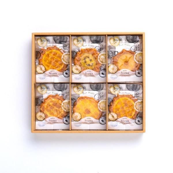 神戸フルワは一枚一枚がフルーツで咲かせた「お花」サックサクのクッキーワッフルに薄切りのフルーツをのせて ギュッとプレスしました。はさみ焼きだからこそ、素材本来の香りがギュッと詰まっています！【「安心」「安全」には強いこだわりを持つBAIKA...