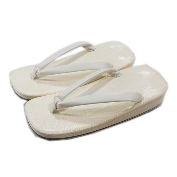 男性和装の正装用の履物で台座はハイミロンのビニール系ですが、コルク芯のかかと高さ3.5ｃｍ、3.8cmの草履となります。 現在は白鼻緒雪駄も和装フォーマルに利用されますが、より格の高いのは草履となります。お求めやすい様に、台座はハイミロン製...