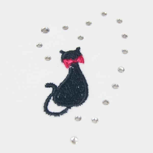 ネコ柄刺繍スワロスキー付白色半衿3色　振袖、留袖、訪問着、カジュアル着物用　猫のワンポイント柄で着物に個性的なコーディネイト　正絹のような肌触り