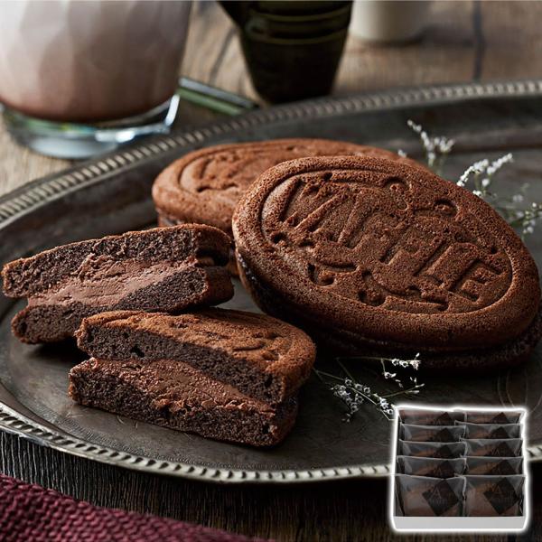 ふわふわのワッフル生地でチョコクリームを挟み込みました。生チョコ1粒を包み込んだ贅沢な一品です。内容量：ワッフル 生チョコ×10製造生産地：岡山賞味期間：冷凍120日アレルゲン：小麦・卵・乳成分総重量：900g検索キーワード:チョコワッフル...