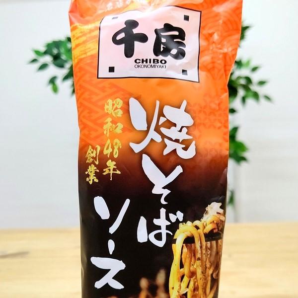 1973年大阪千日前にて創業のお好み焼専門店「千房」オリジナルの本格的な焼きそばソースです。コク深い甘さに酸味を効かせて、食欲をそそる甘酸っぱい味わいに仕上げ、隠し味に梅肉（梅、食塩）を使用しています。野菜果実の優しい旨味と甘味を感じること...