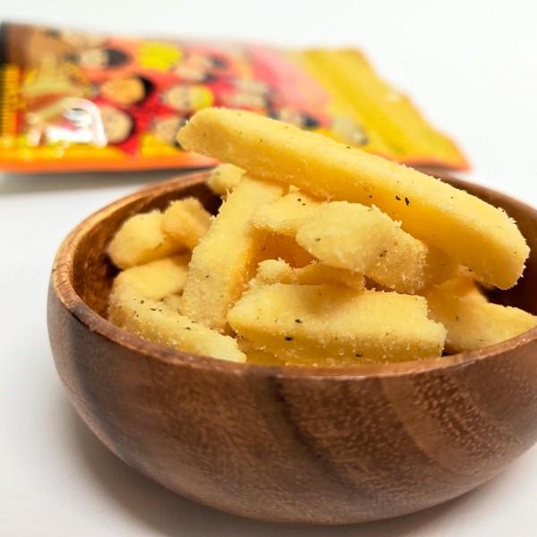 ザクザク感のあるポテトスティックを、芳醇なバターの風味とほんのり甘いはちみつでコーティング。一口食べれば、甘じょっぱいが広がりお口が幸せに。食べ出したら止まらない！？ジッパー付きなので、最後までおいしくいただけます。お土産に、またご自宅用に...