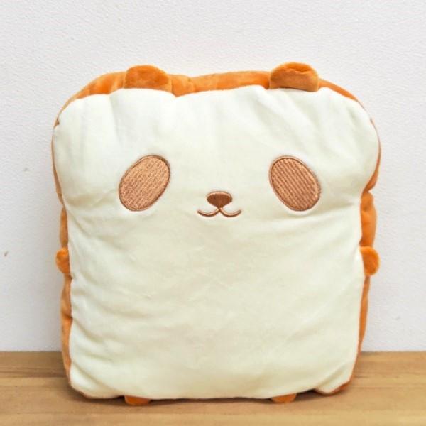 食パン！？それともパンダ！？焼きたてパンのような ふわふわもちもちのぬいぐるみ！！ずっと触っていたくなるようなふわもち〜。お昼寝まくらや、クッション、そしてインテリアにいかがでしょうか。サイズ：約 W20×H22×D5（cm）対象年齢：6才...