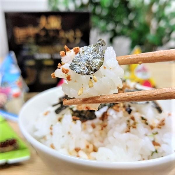 大阪名物の型海苔が入った、たこ焼き味のふりかけです。 シンプルな黒い化粧箱と、可愛いらしいイラストのテトラパックが特徴です。★型海苔は、全部で30種類！どんな大阪名物が出てくるか、お楽しみ！！◆テトラパック型の個包装、10袋入っています。◆...
