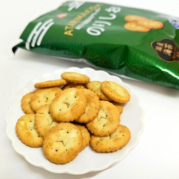 庶民の味として、昭和を代表する大阪の味。大阪で知らない人がいない「あたり前田のクラッカー」！！そんなあたり前田のクラッカーから、のりしお味が登場！海苔の香りとあっさりとした塩味がマッチング。おやつに、おつまみにお召し上がり下さい。1袋が85...