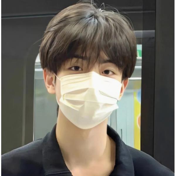 ナチュラルカラーで普段使いしやすいデザイン?★材質：約180度耐熱ファイバー★セット内容ウイッグ+専用ネット★サイズ:フリーサイズ（アジャスターで調整可能）★特 徴人工つむじを使用することで違和感のない自然なスタイルで嬉しいですね。前髪、後...