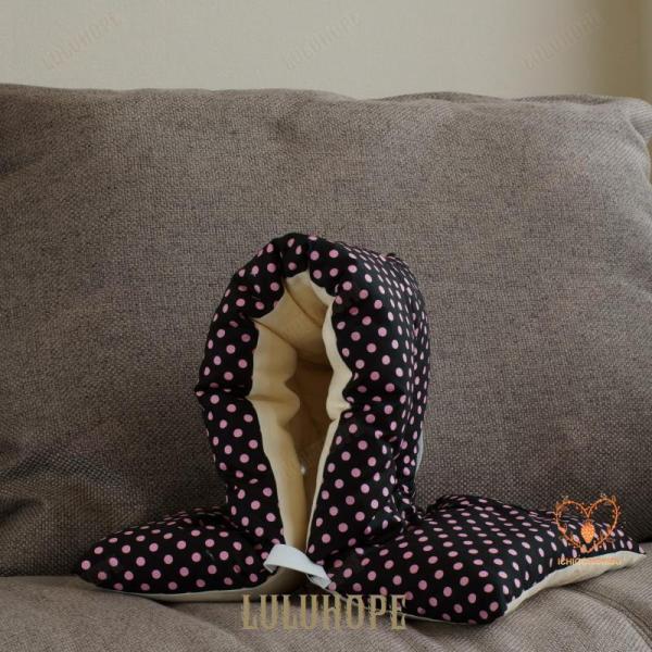 声や音がよく聞こえる耳穴付き。いすの座布団や背もたれとしても使えます。内側に便利な名札付です。首もと部分に短めのゴムを取り付けました。着用時や使用中のズレ防止の役割を果たします。後部に長めのゴム付。緊急時・災害時以外では背もたれに引っ掛けて...